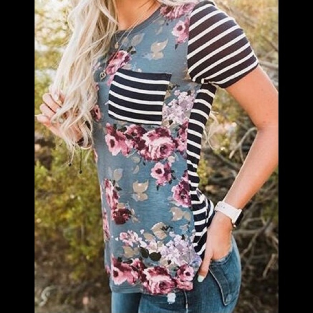 🔥Sold on MERC🔥 Floral striped tshirt